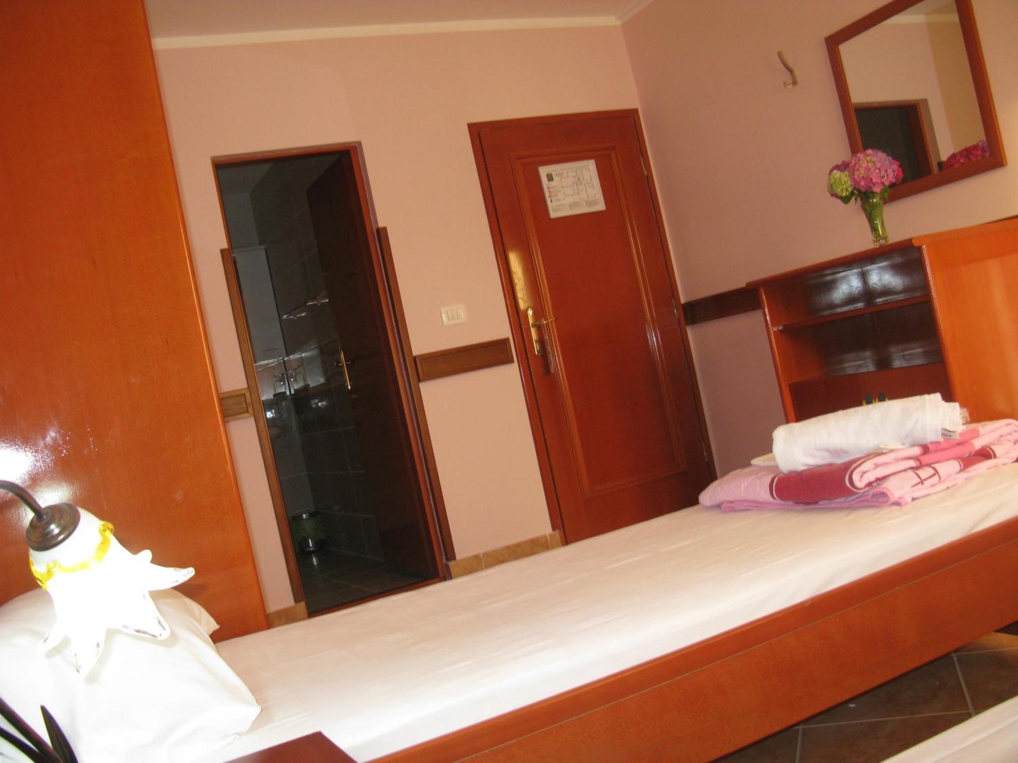 Garni Hotel Koral Budva Phòng bức ảnh